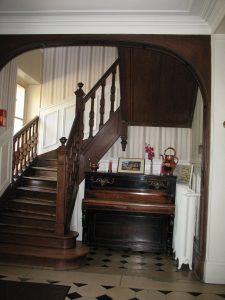Лестница в вестибюле виллы. Фото автора