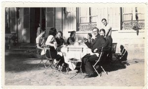 Вилла «La Chanson». Дася (четвертая справа) принимает гостей; крайний справа Игорь Голованов. На переднем плане справа сидят Ольга Федоровна и Леонид Кузьмич Головановы. Около 1938 года. Фотоархив автора
