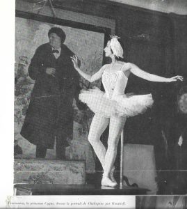 Балерина Тамара Туманова у портрета Федора Шаляпина кисти Бориса Кустодиева. Фото 1939 года