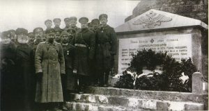 Генерал Кутепов у памятника русским воинам в Галлиполи. 1921