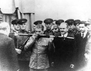 Уинстон Черчилль вручает Иосифу Сталину «Меч Сталинграда» в Тегеране. 29 октября 1943