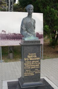 Памятник лидеру Белого движения генералу Петру Николаевичу Врангелю в Сремских-Карловцах. Сербия. 2007. Скульптор Василий Аземша